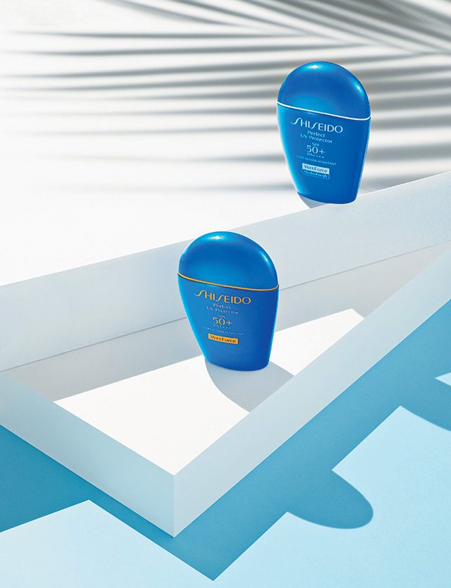 (위) Shiseido 파란 자차 퍼펙트 UV 프로텍터 SPF 50+/PA++++ 얼굴과 보디에 모두 사용 가능한 리퀴드 타입 자외선차단제로 일명 ‘파란 자차’라 불린다. 물을 만나면 더 강해지고, 반대로 클렌저에는 순한 신개념의 포뮬러가 특징이다. 50ml, 5만8천원. (아래) Shiseido 파란 자차 H 퍼펙트 UV 프로텍터 H SPF 50+/PA++++ ‘파란 자차’의 워터 베이스 버젼으로 ‘파란 자차 H’라는 닉네임을 가졌다. 끈적임이 많은 무더운 날씨에도 산뜻하고 편안한 사용감을 선사하는 촉촉한 젤 텍스처가 특징. 메이크업 베이스 대용으로도 사용 가능하다. 50ml, 5만8천원.