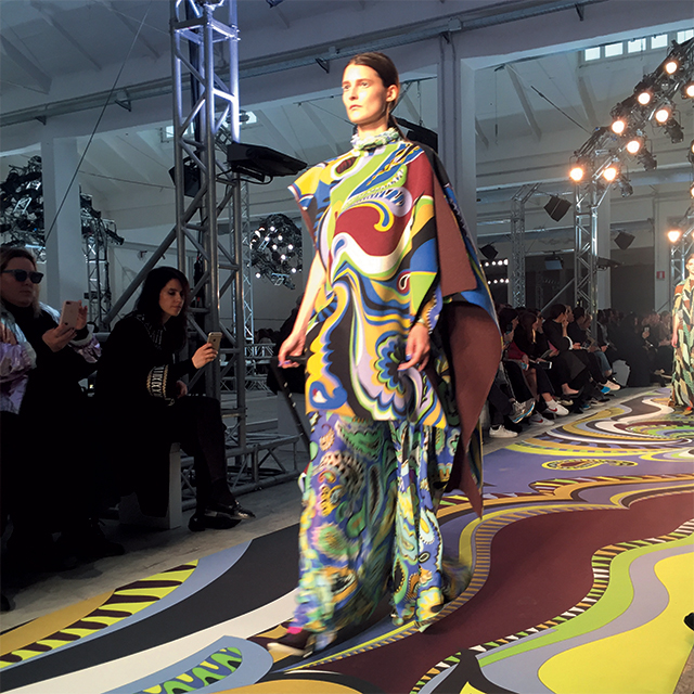 의상의 그래픽적인 페이즐리 패턴을 런웨이로 옮긴 에밀리오 푸치의 맥시 드레스