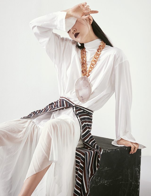 시스루 플리츠 디테일의 셔츠 드레스는 Céline, 레이어드한 실크 스커트는 Nina Ricci, 원석 장식의 오버사이즈 체인 목걸이는 Givenchy by Riccardo Tisci 제품.