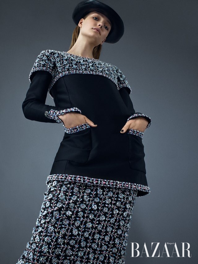 스커트에 호화로운 비즈 장식이 가미된 롱 드레스, 그 위에 레이어드해 한벌로연출한실크튜닉, 가죽 소재의 중산모자는 모두 Chanel Haute Couture 제품.