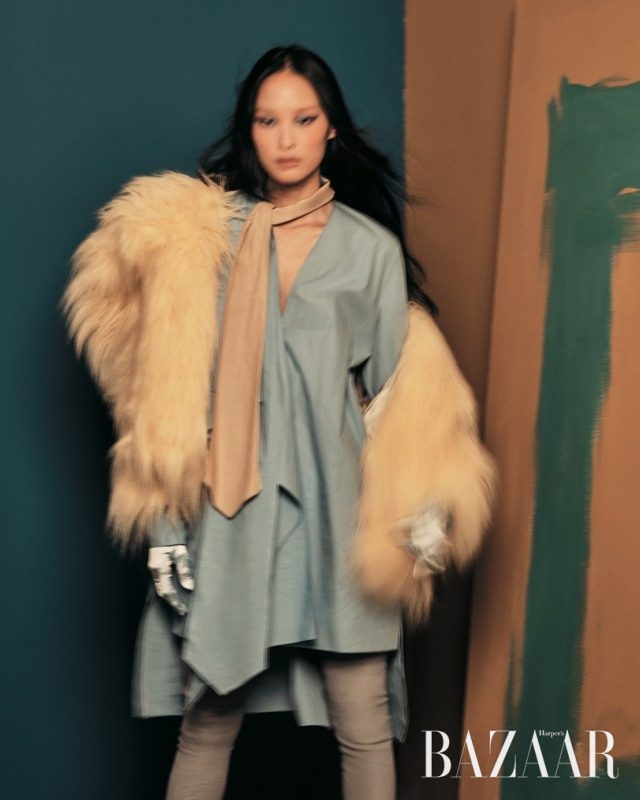 긴 헤어와 짧은 길이감이 돋보이는 에코 퍼 코트는 2백80만원대로 Miu Miu, 스카프 디테일이 더해진 미니 드레스는 Fendi, 가죽 사이하이 부츠는 Nina Ricci 제품.