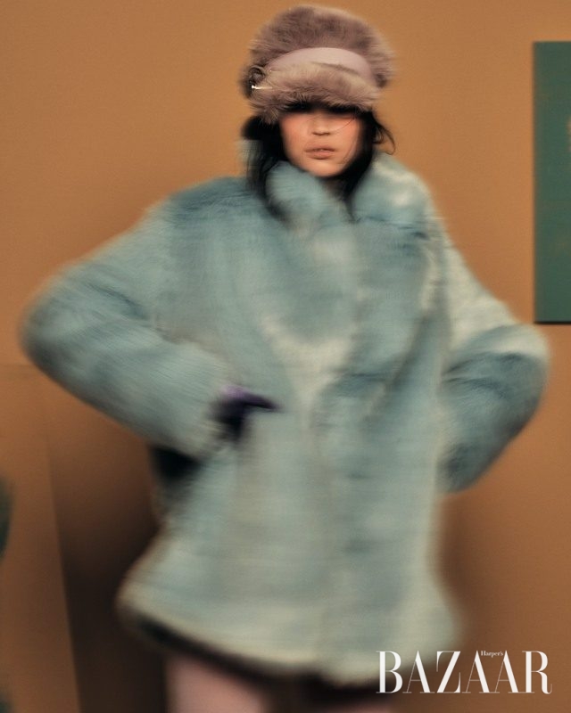 풍성한 실루엣의 에코 퍼 코트는 13만9천원으로 H&M, 버클 장식의 에코 퍼 모자는 Miu Miu 제품.