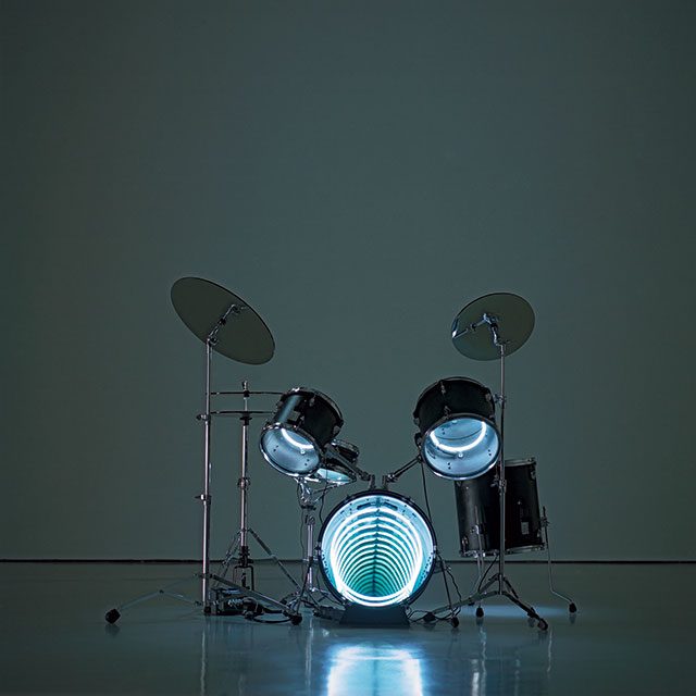 ‘Drums’, 2009, Neon light, mirror, one-way mirror, plywood, metal and electric energy, 121.9×121.9×121.9cm