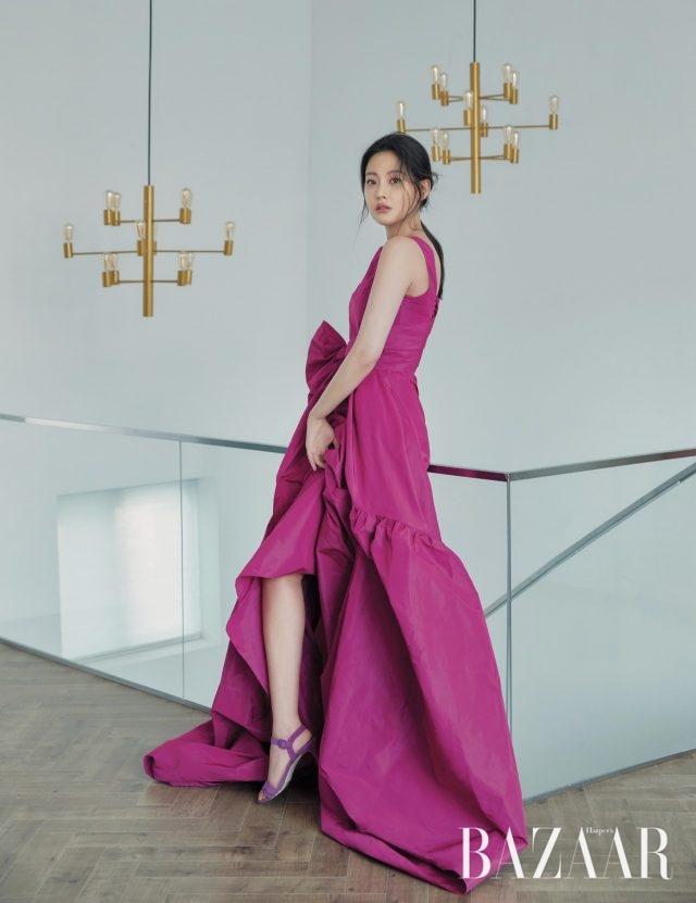 볼륨있는 타페타 소재의 롱 드레스는 180만2천원, 스웨이드 소재의 인시그니아 샌들은 62만원으로 모두 CH Carolina Herrera 제품.
