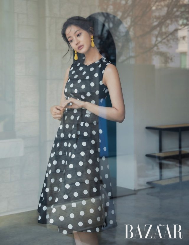 볼드한 도트 패턴이 가미된 로맨틱한 드레스는 119만5천원, 비비드한 컬러의 드롭 귀고리는 42만8천원으로 모두 CH Carolina Herrera 제품.
