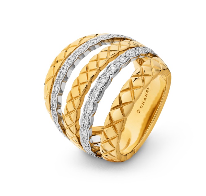 화이트 골드, 옐로우 골드, 다이아몬드로 이우러진 퀄팅 모티브 반지는 Chanel Fine Jewelry 제품.