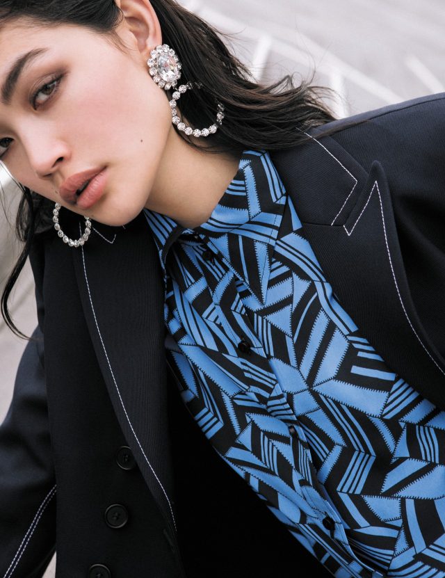 재킷, 기하학적인 패턴의 셔츠는 모두 Chloé, 주얼 장식 귀고리는 9만9천원으로 Vintage Hollywood 제품.