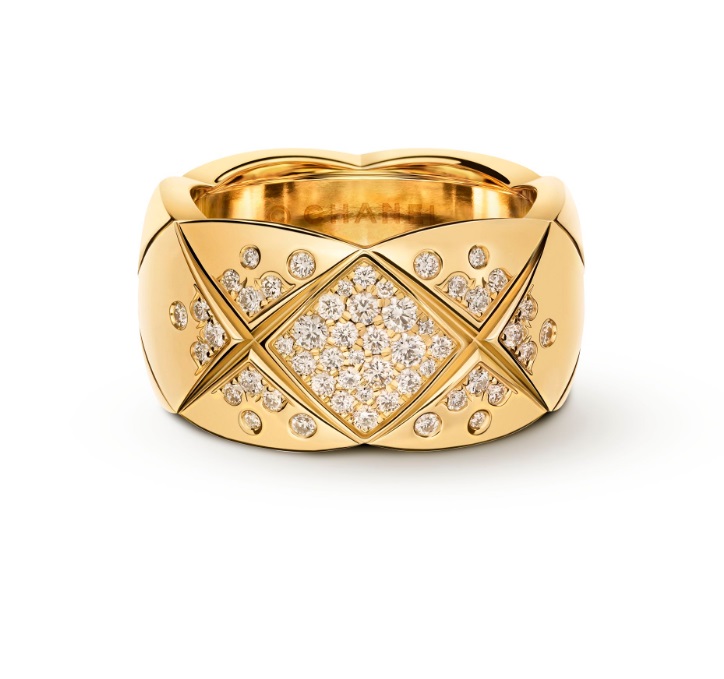 옐로우 골드와 다이아몬드로 이루어진 퀄팅 모티브 코코 크러쉬 반지는 Chanel Fine Jewelry 제품.