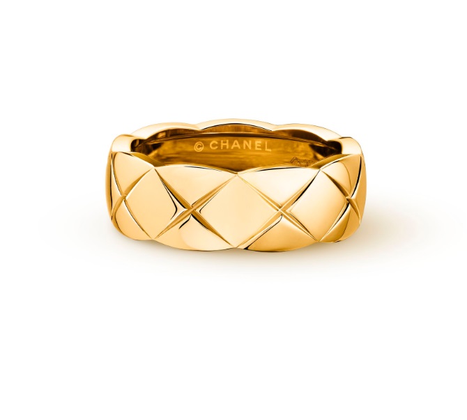 옐로우 골드로 이루어진 퀄팅 모티브 코코 크러쉬 반지는 Chanel Fine Jewelry 제품. 