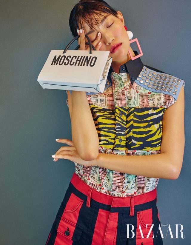 패치워크 디테일의 슬리브리스 셔츠, 스트라이프 패턴 쇼츠는 모두 가격 미정으로 Prada, 플라스틱 귀고리는 11만9천원으로 Fruta by Paris Shop, 미니 사이즈 쇼퍼 백은 86만원으로 Moschino 제품.