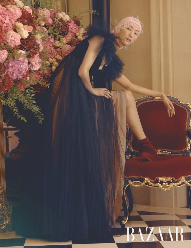 풍성한 플리츠 디테일의 드레스는 Valentino, 언밸런스드 귀고리는 15만8천원으로 Didier Dubot, 벨벳 소재의 부티는128만원으로 Giuseppe Zanotti 제품.
