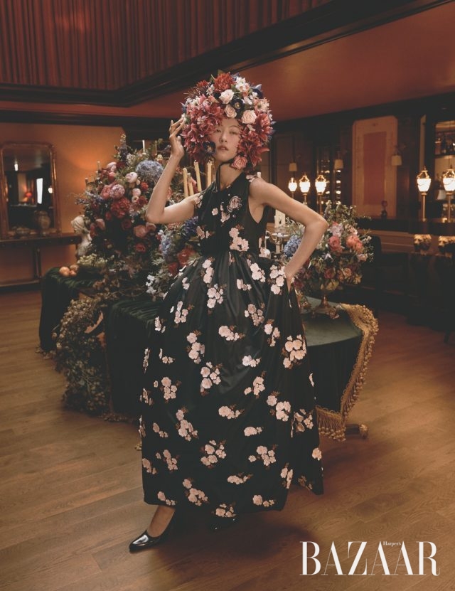 플라워 자수 패치가 아플리케 장식된 건축적인 실루엣의 패딩 드레스는 649만원으로 4 Moncler Simone Rocha, 펌프스는 Balenciaga 제품.