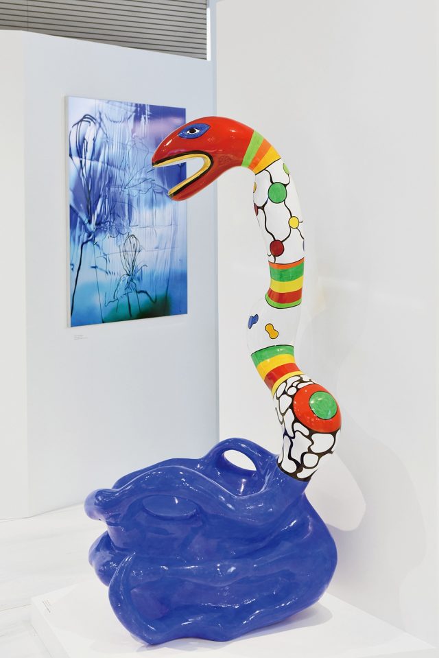 라프레리 코발트 블루에 영감을 준 니키 드 생팔의 ‘Pouf Serpent Bleu’.