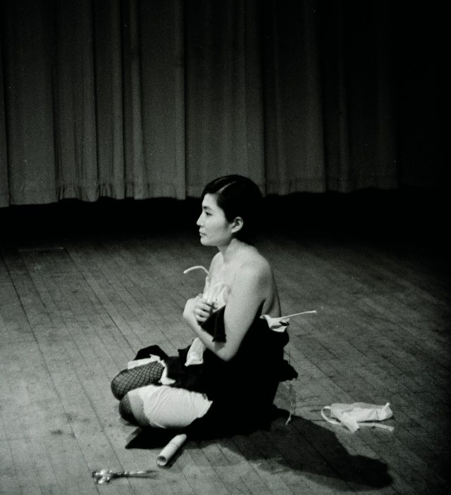 오노 요코의 퍼포먼스 ‘Cut Piece’(1964).