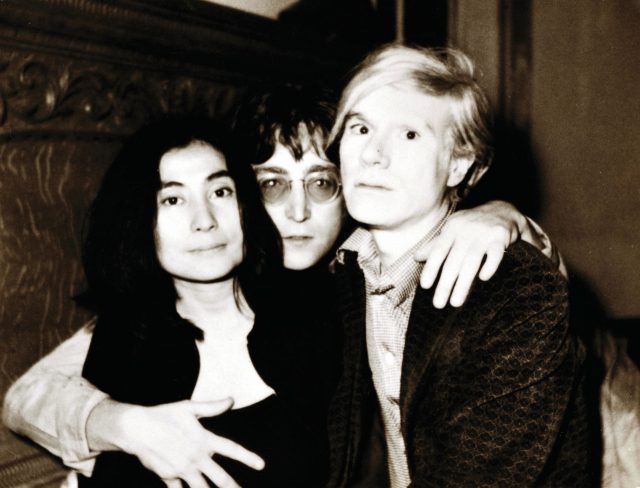 1971년, 오노 요코, 존 레논 그리고 앤디 워홀이 함께 찍은 사진.