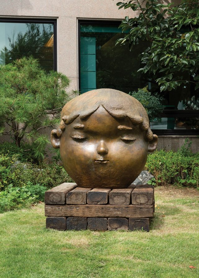‘Golden Child’, 2018, Bronze, 125×132×95cm. ⓒ 2018 Otani Workshop/Kaikai Kiki Co., Ltd. All Rights Reserved. Courtesy Perrotin.
