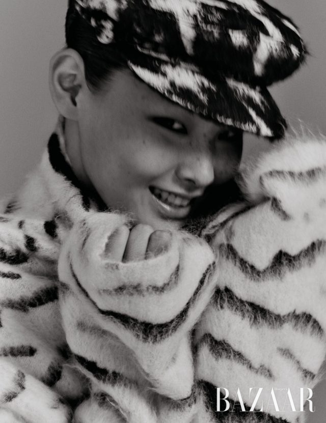 니트 톱은 210만원대 Givenchy, 모자는 44만원대 Eugenia Kim by Net-A-Porter.