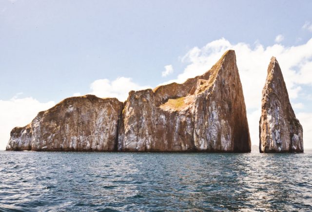 산 크리스토발의 한 섬에 위치한 키커락(Kicker Rock, Leon Dormido)