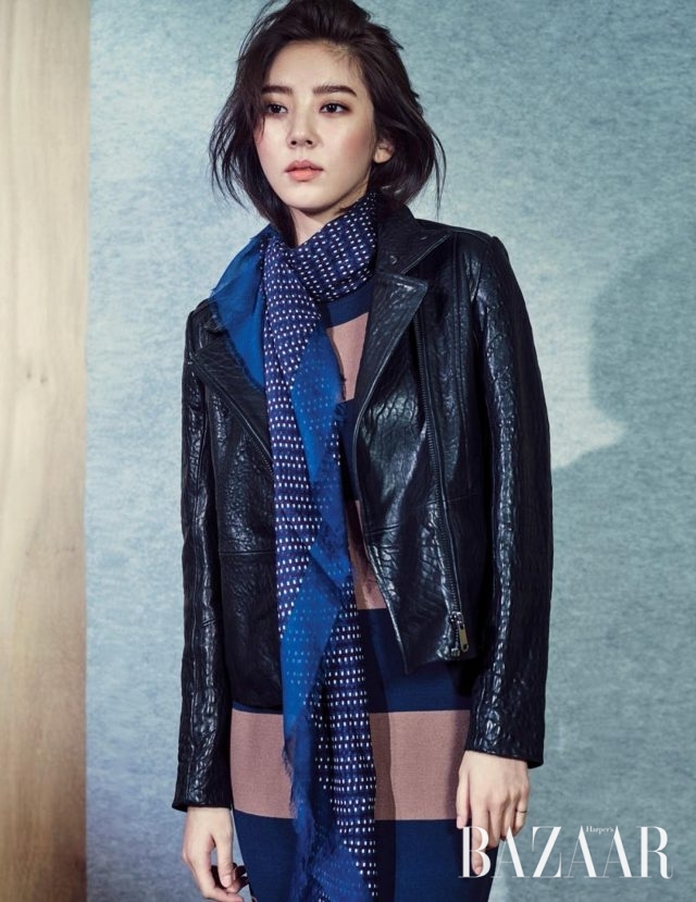 양가죽 소재 바이커 재킷은 1백74만원, 스트라이프 저지 드레스는 54만원, 스카프는 28만원으로 모두 Weekend MaxMara 제품.