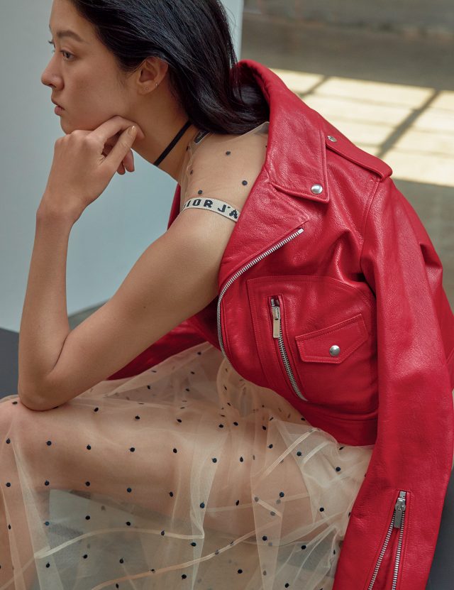 바이커 재킷, 섬세한 자수 장식의 튤 드레스, 초커는 모두 Dior 제품.