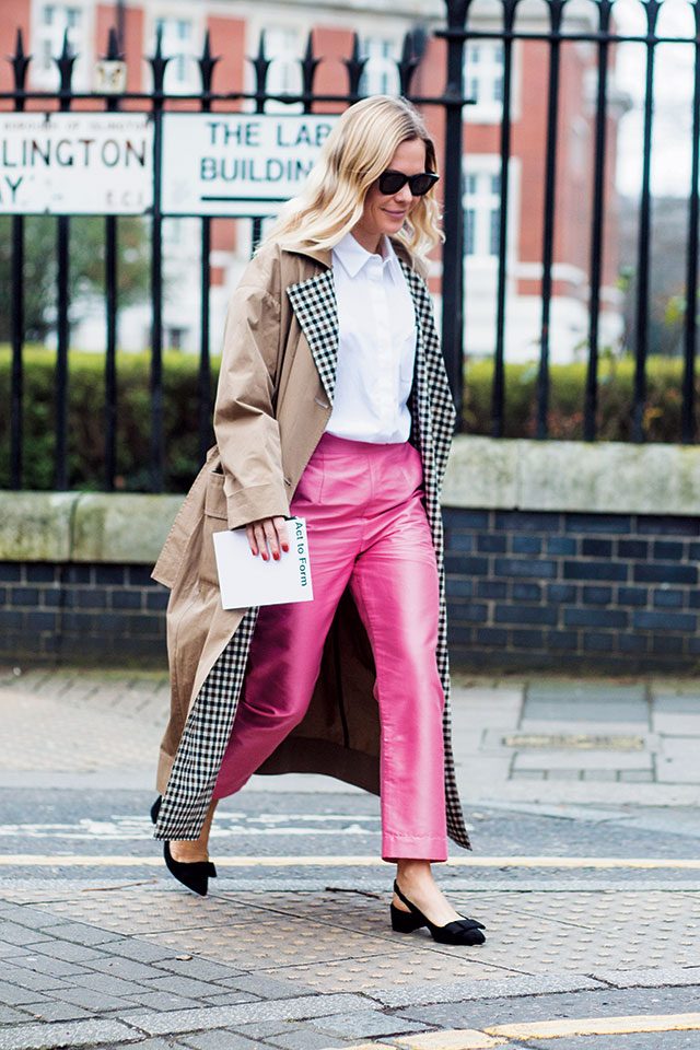 여성스러운 핑크 팬츠로 클래식한 트렌치 룩에 생기를 불어넣은 블로거 제시 부시.