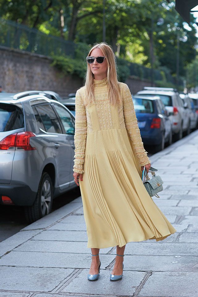 발렌티노의 부드러운 옐로 드레스를 선택한 패션 블로거 샬럿 그로에네벨드.