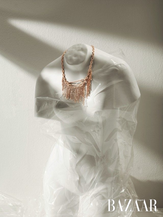펑키한 옷핀 디테일이 인상적인 다이아몬드 풀 파베 세팅의 체인 프린지 목걸이는 Hermès 제품.