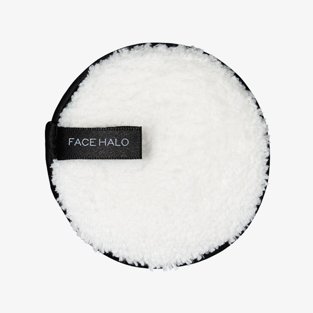 Face Halo by Olive Young 
물에 적셔 사용하는 클렌징 퍼프. 극세사 패드가 부드럽게 노폐물을 제거해준다. 1개입, 1만1천원.