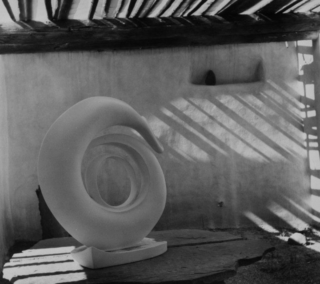 애비퀴우의 ‘Roofless Room’에 놓여 있는 오키프의 조각작품, 1981. © Todd Webb