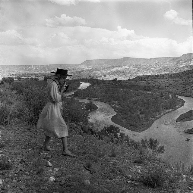 차마 강을 사진에 담고 있는 조지아 오키프, 1961. © Todd Webb