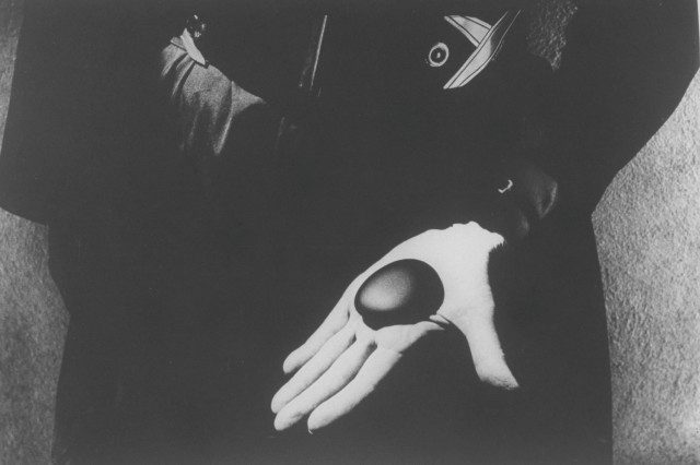 오키프가 가장 좋아하는 돌멩이를 손바닥에 올려놓았다. 1968.Photo: John Loengard / The LIFE Picture Collection / Getty Images