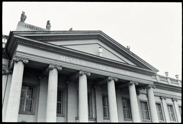 ‘Calling German Names’, performed by James Lee Byars at documenta 5:Questioning Reality_Image Worlds Today at Museum Fridericianum, 1972.The Getty Research Institute, Photo: Balthasar Burkhard. ⓒ The Estate of James Lee Byars