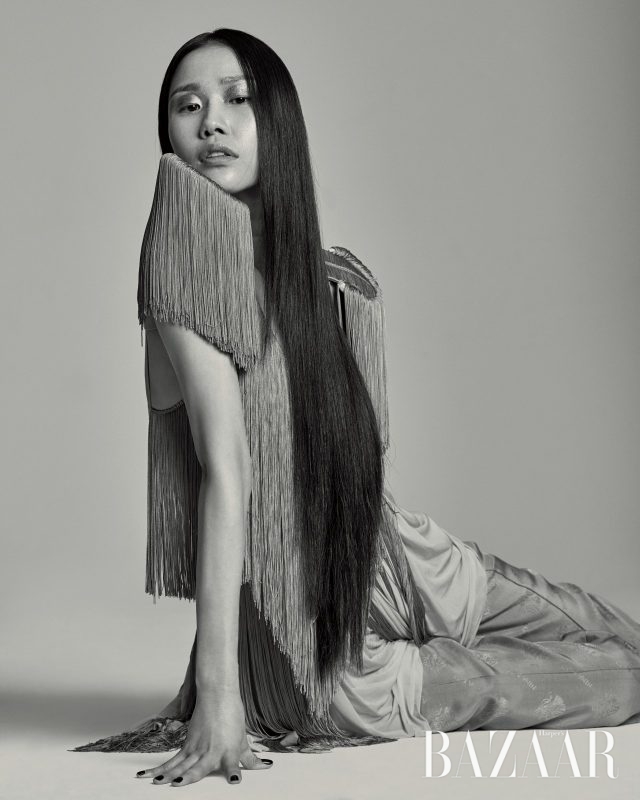 태슬 디테일로 만들어진 드레스, 어깨 장식, 루스한 실루엣의 팬츠는 모두 가격 미정으로 Nina Ricci 제품.