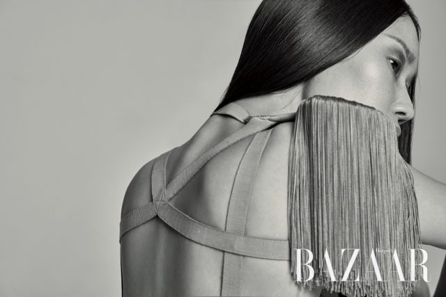 태슬이 드리워진 어깨 장식은 가격 미정으로 Nina Ricci 제품.