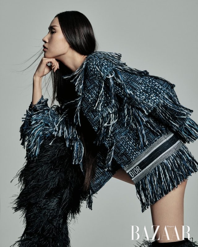 트위드 소재의 재킷은 가격 미정으로 Dior, 깃털 장식의 롱 부츠는 가격 미정으로 Saint Laurent by Anthony Vaccarello 제품.