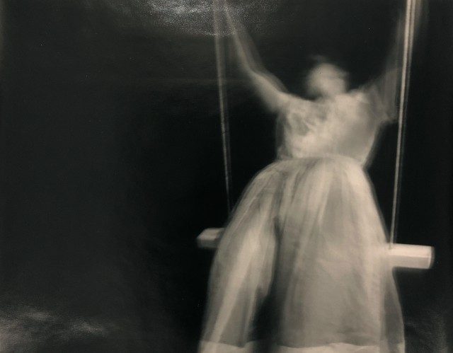 2018년 4월 6일에 열리는 프로젝트아트 전시에 출품되는 젠 도니케(Jen DeNike)의 사진 ‘Swing’(1989).