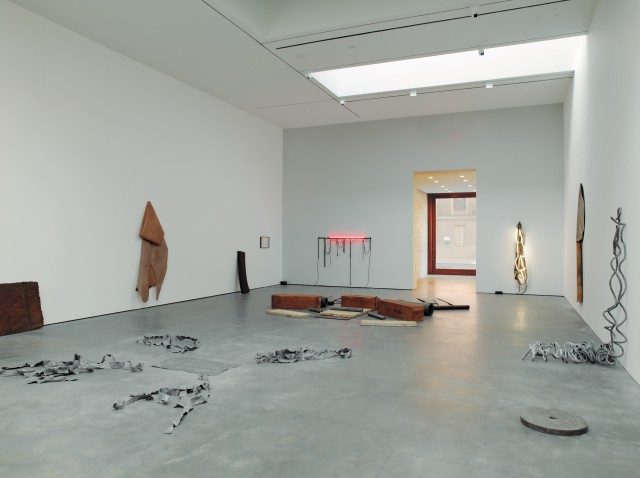 뉴욕 갤러리에서 열린 ＇Richard Serra: Early Work＇ 전시 전경, 2013.