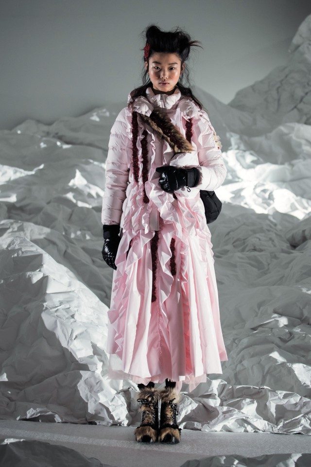 로맨틱한 디테일로 재해석된 몽클레르 시몬 로샤 라인을 입은 모델 배윤영.