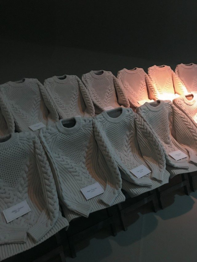 @Alexander Mcqueen맥퀸 쇼장에 놓인 의자에는 청키한 아이보리 스웨터들이 덧씌워져 있었다.
