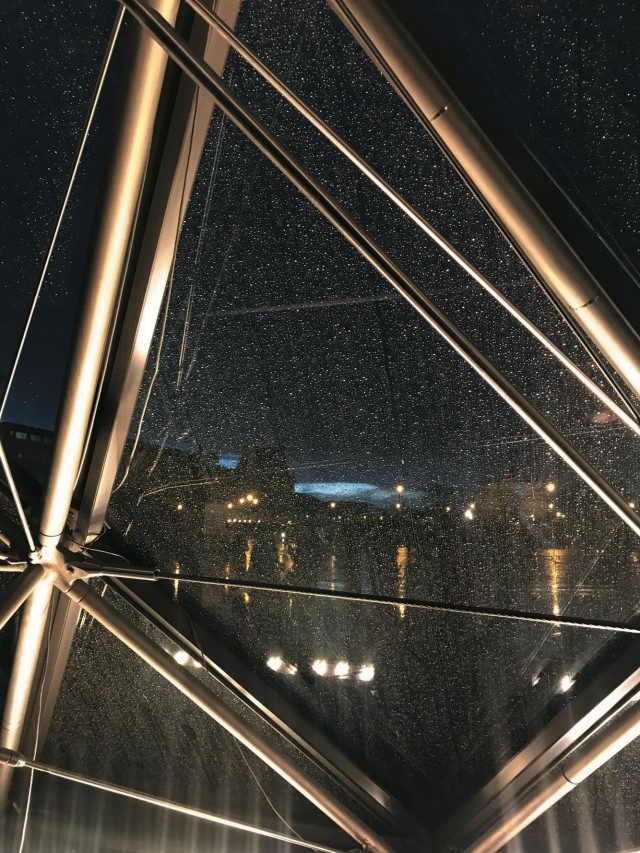 @Louis Vuitton루브르 안에서 바라본 풍경. 실상은 쇼가 끝난 직후 쏟아진 폭우로 인해 대기 중.