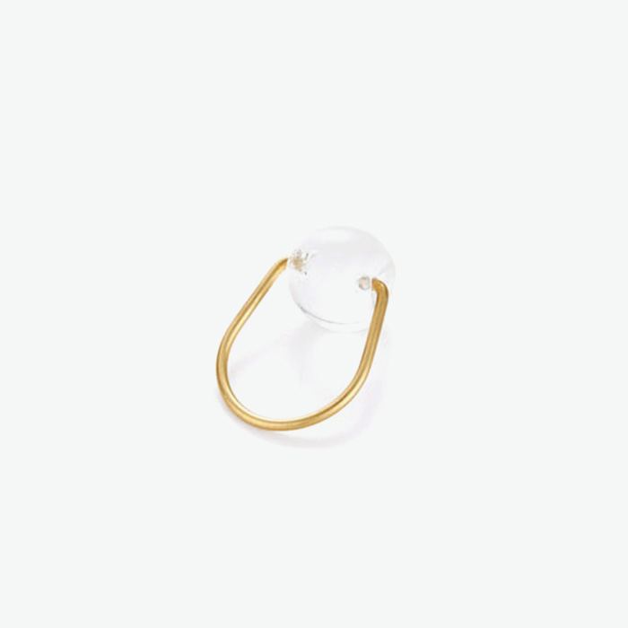 투명한 볼 장식의 반지는 Monday Edition 제품.
