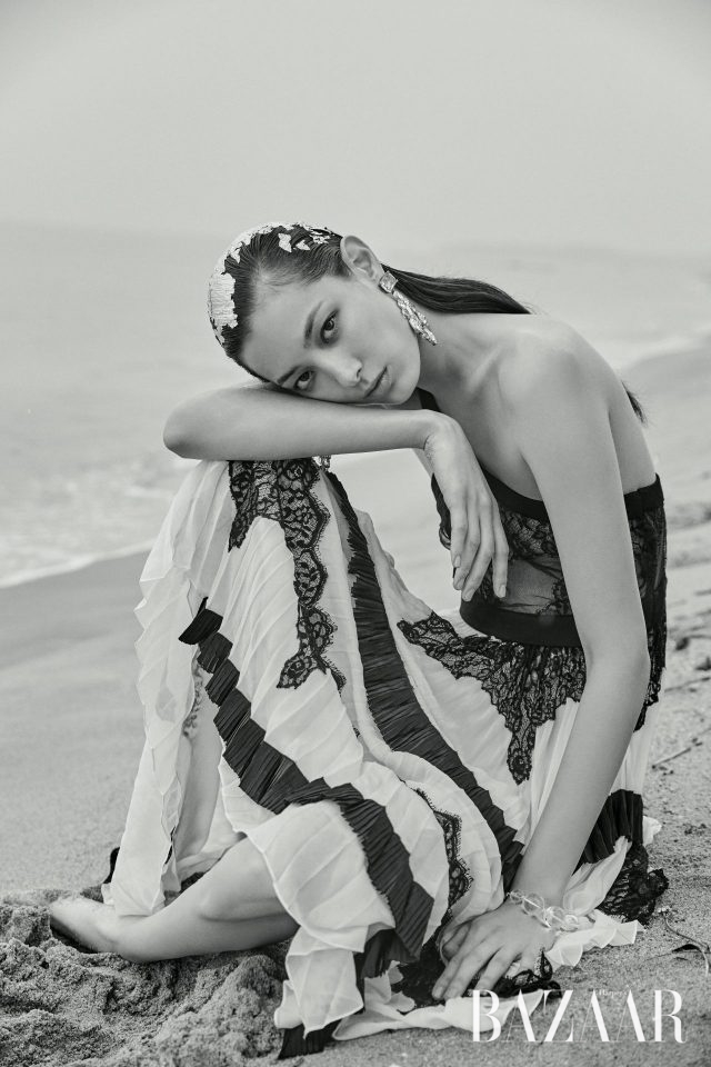 언밸런스한 헴라인과 섬세한 레이스 장식이 특징인 원 숄더 드레스는 Givenchy, 물방울에서 영감을 받은 귀고리와 팔찌는 모두 Chanel 제품.