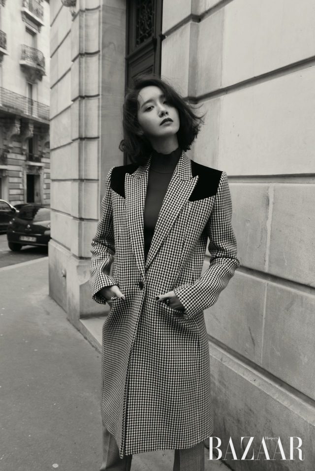하운드투스체크 패턴의 테일러드 코트, 이너로 입은 터틀넥 톱, 팬츠는 모두 Givenchy 제품.