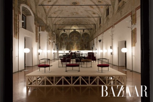 B&B 이탈리아는 2016년 작고한 루이지 카시아 도미니오니의 오리지널 피스를 리프로덕션한 전시를 선보였다.©B&B Italia