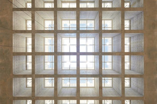 1층부터 3층까지 이어진 아트리움 공간에는 약 16m 층고의 유리 천장 빛이 내린다.