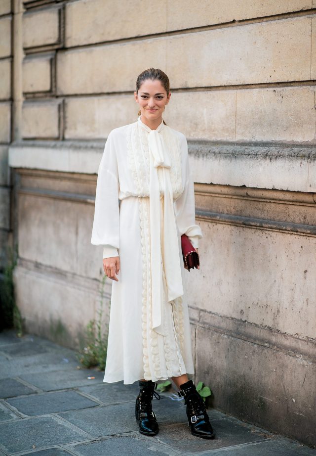 아트 디렉터 소피아 산체스는 고전적인 무드의 화이트 드레스를 선택했다.