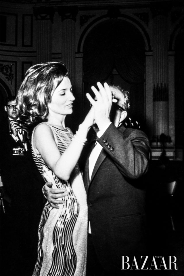 1966년 커포티의 블랙 앤 화이트 볼 파티에서 리 라지윌이 트루먼 커포티와 춤을 추고 있다.