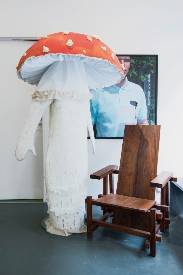 영상작품 ‘Western Rampart’(2018)에 등장한 버섯 오브제가 스튜디오의 입구를 장식한다.