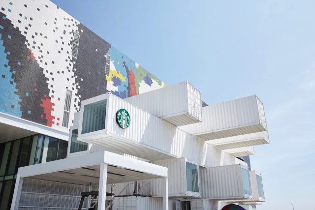 구마 겐고가 설계해 지난 9월 대만 화롄 시에 오픈한 폐컨테이너 스타벅스 매장.