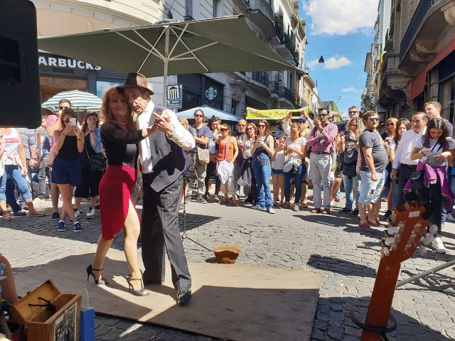 아르헨티나 거리에서 만난 노부부의 열정적인 춤